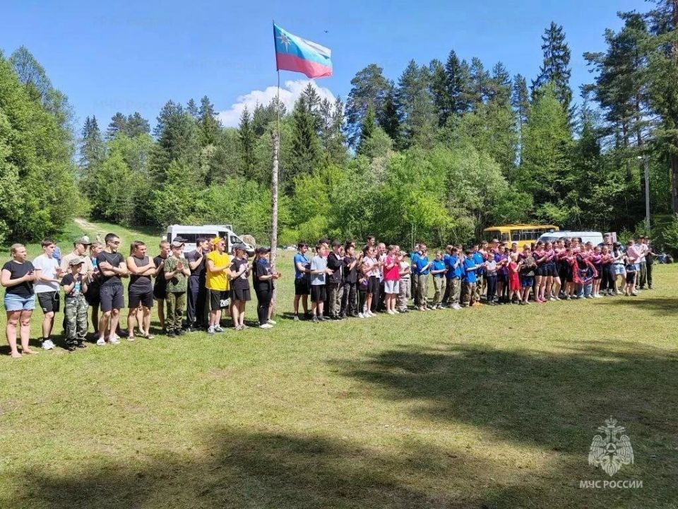 Палатки, костёр и герои: как «Школа безопасности» объединила юных спасателей Палатки, костёр и герои: как «Школа безопасности» объединила юных спасателей