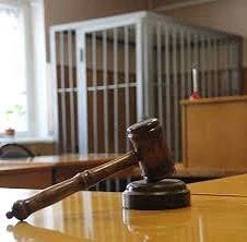 В соответствии с позицией прокуратуры Медынского района суд избрал меру пресечения в виде заключения под стражу в отношении 19-летней девушки, обвиняемой в попытке хищения у 77-летней пенсионерки полмиллиона рублей