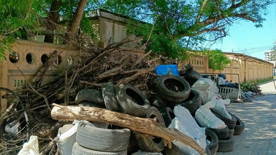 На улице Константиновых мусорную площадку завалили покрышками