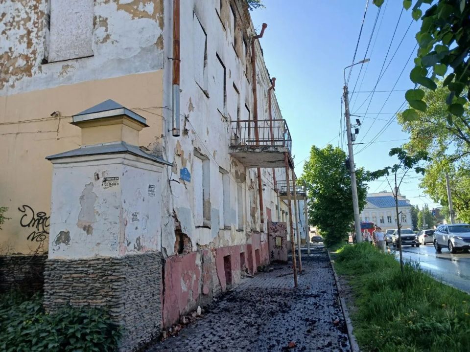 В центре Калуги загорелся заброшенный дом