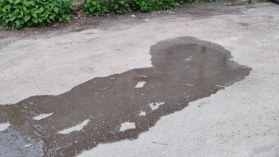 На улице Поле Свободы устранили утечку из люка