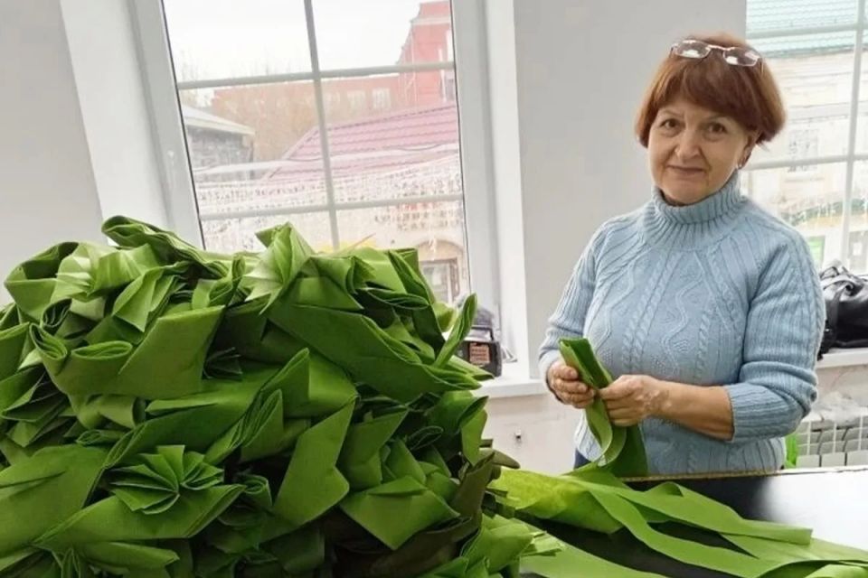 Жители Калужской области сплели маскировочные сети для военнослужащих в зоне СВО Жители Калужской области сплели маскировочные сети для военнослужащих в зоне СВО
