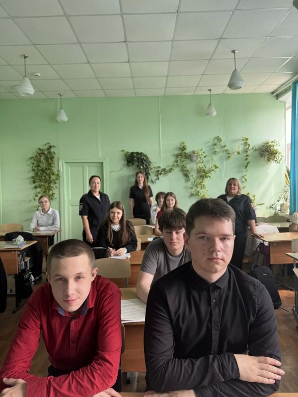 Сотрудники МОМВД России «Козельский» провели встречи с учащимися в рамках программы «Школа юного юриста» Сотрудники МОМВД России «Козельский» провели встречи с учащимися в рамках программы «Школа юного юриста»