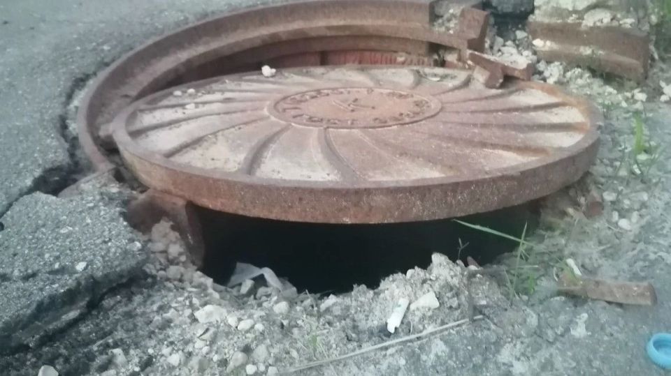 На улице Полесской огородят открытый люк На улице Полесской огородят открытый люк