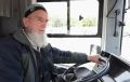 В Обнинске водитель автобуса в одиночку убрал дерево с дороги у остановки