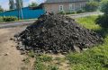 В Сухиничах из-за ремонта дороги захламляют территорию возле жилого дома