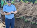 Прокурор Козельского района Роман Корташов координирует работу правоохранительных органов на месте проведения земельных работ, в ходе которых погиб мужчина