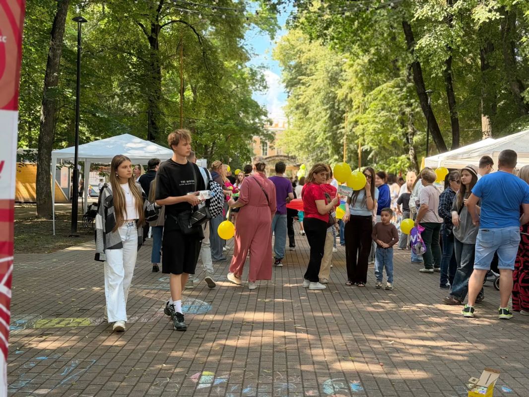 Счастье там, где семья. 5 июля в городском парке культуры и отдыха прошла торжественная церемония, посвящённая Дню семьи, любви и верности Счастье там, где семья. 5 июля в городском парке культуры и отдыха прошла торжественная церемония, посвящённая Дню семьи, любви и верности
