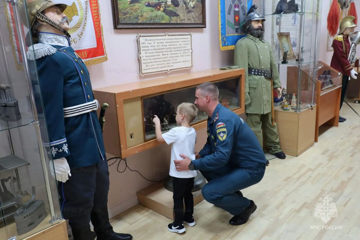 Семейный уют и безопасность: в калужском МЧС отметили День семьи, любви и верности Семейный уют и безопасность: в калужском МЧС отметили День семьи, любви и верности