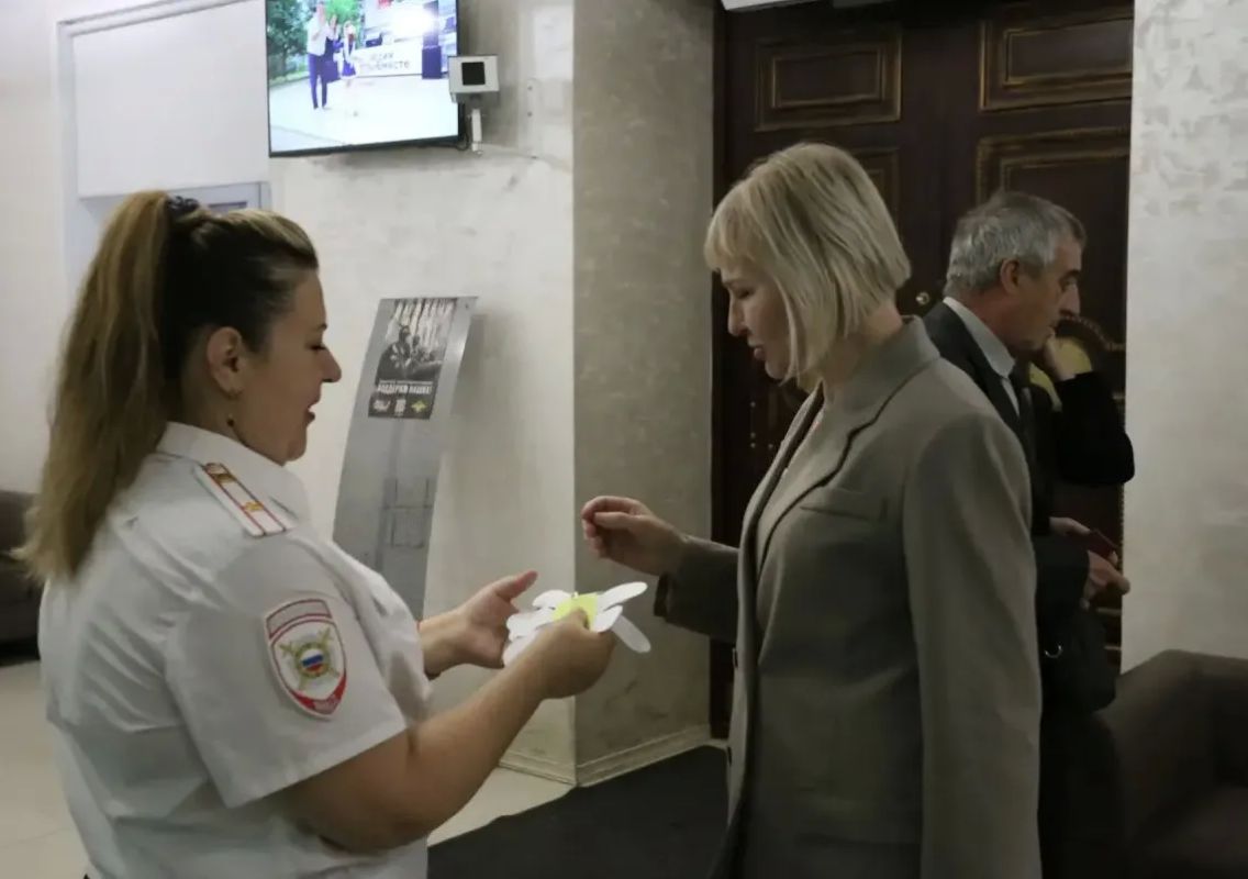 В День семьи, любви и верности утро калужских полицейских прошло под чарующие звуки саксофона В День семьи, любви и верности утро калужских полицейских прошло под чарующие звуки саксофона