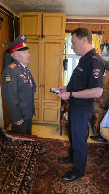 Руководитель Госавтоинспекции Калужской области поздравил ветерана службы Владимира Петровича Щепилина с 90-летием Госавтоинспекции России Руководитель Госавтоинспекции Калужской области поздравил ветерана службы Владимира Петровича Щепилина с 90-летием Госавтоинспекции России