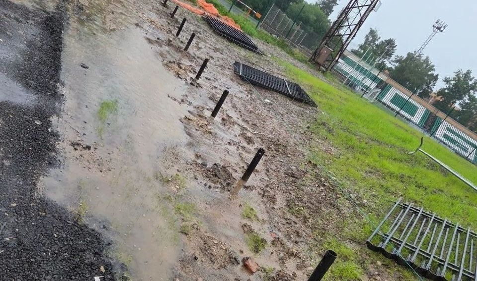 В Обнинске затопило новое футбольное поле В Обнинске затопило новое футбольное поле