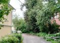 На улице Дарвина силовой кабель прикрутили проволокой к деревьям