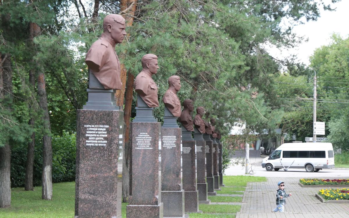 «Выглядит ужасно»: зачем чиновники покрасили бюсты Героев в коричневый