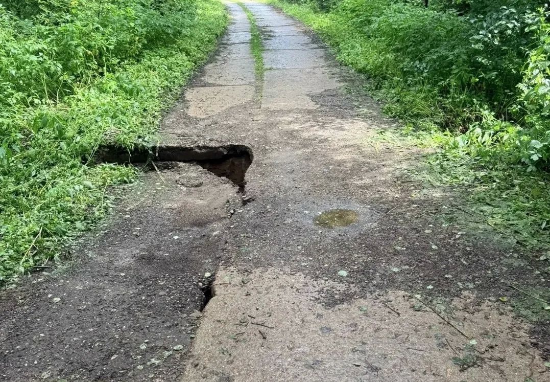 Дорогу к калужской деревне размыло дождями