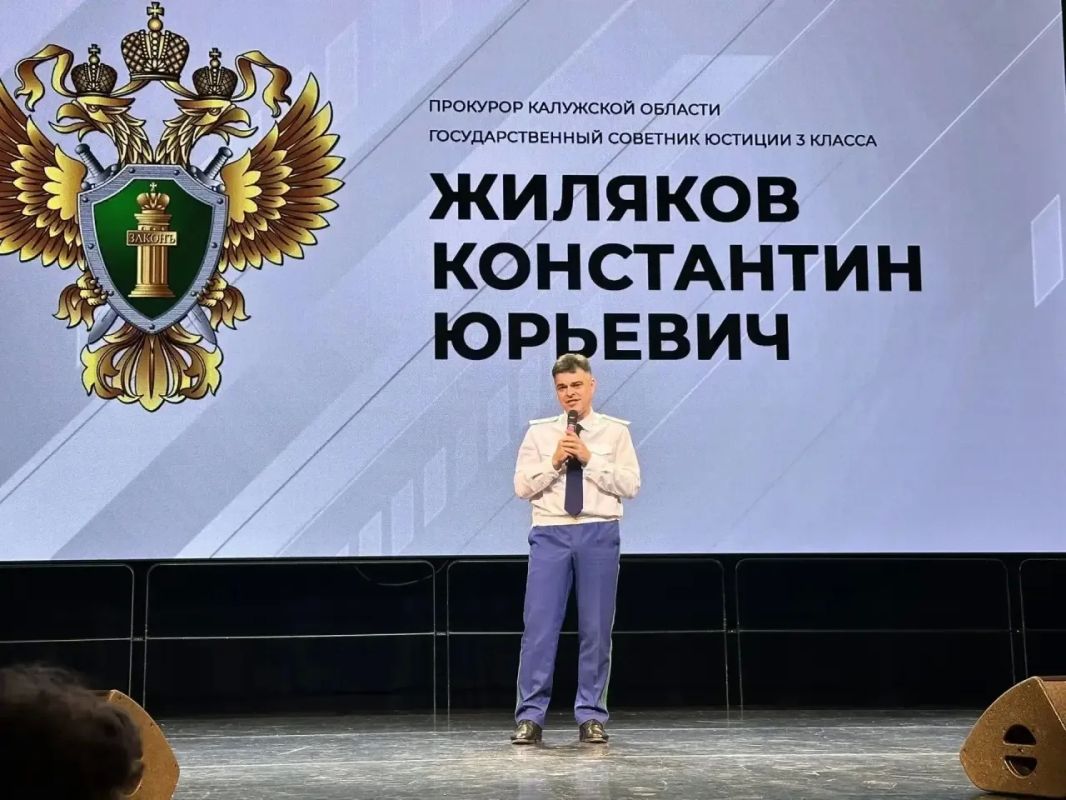 Прокурор области Константин Жиляков и работники прокуратуры, в разное время обучавшиеся в Калужском институте (филиале) ВГУЮ (РПА Минюста России), в торжественной обстановке поздравили выпускников ВУЗа с получением дипломов... Прокурор области Константин Жиляков и работники прокуратуры, в разное время обучавшиеся в Калужском институте (филиале) ВГУЮ (РПА Минюста России), в торжественной обстановке поздравили выпускников ВУЗа с получением дипломов...