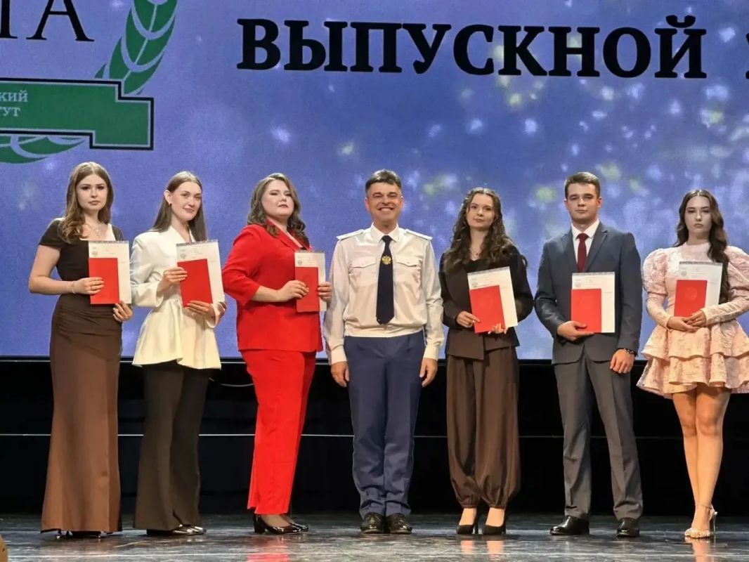 Прокурор области Константин Жиляков и работники прокуратуры, в разное время обучавшиеся в Калужском институте (филиале) ВГУЮ (РПА Минюста России), в торжественной обстановке поздравили выпускников ВУЗа с получением дипломов... Прокурор области Константин Жиляков и работники прокуратуры, в разное время обучавшиеся в Калужском институте (филиале) ВГУЮ (РПА Минюста России), в торжественной обстановке поздравили выпускников ВУЗа с получением дипломов...