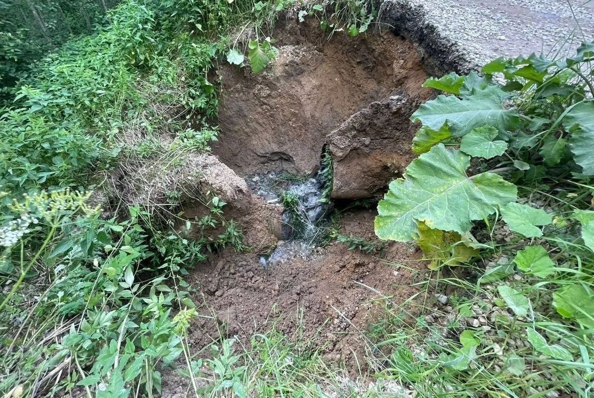 В деревне Кабицыно вода размывает оставшуюся дорогу