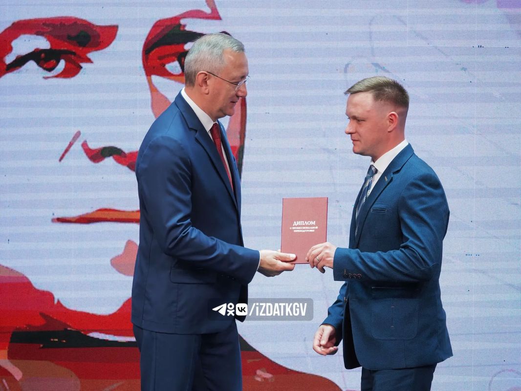 Участникам программы «Герои земли Калужской» вручили дипломы об окончании обучения Участникам программы «Герои земли Калужской» вручили дипломы об окончании обучения
