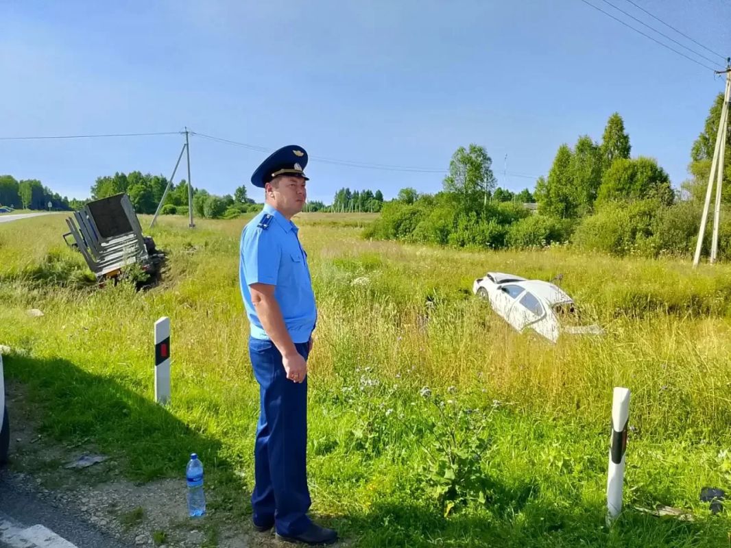 Прокурор Износковского района Сергей Козлов координирует работу правоохранительных органов на месте ДТП, в результате которого погибла женщина-пассажир Прокурор Износковского района Сергей Козлов координирует работу правоохранительных органов на месте ДТП, в результате которого погибла женщина-пассажир