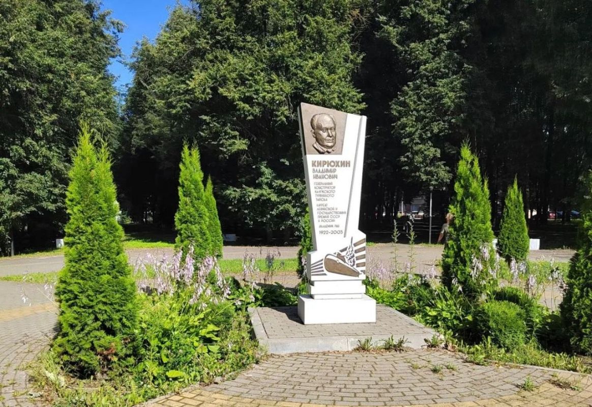 В сквере Кирюхина вторую неделю течёт вода В сквере Кирюхина вторую неделю течёт вода