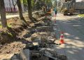 Дорожники готовят основание для нового покрытия на Чичерина в Калуге