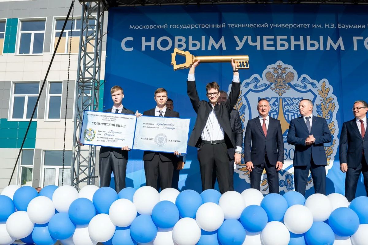 Владислав Шапша: Дорогие школьники и студенты! Уважаемые педагоги, наставники, родители! Владислав Шапша: Дорогие школьники и студенты! Уважаемые педагоги, наставники, родители!