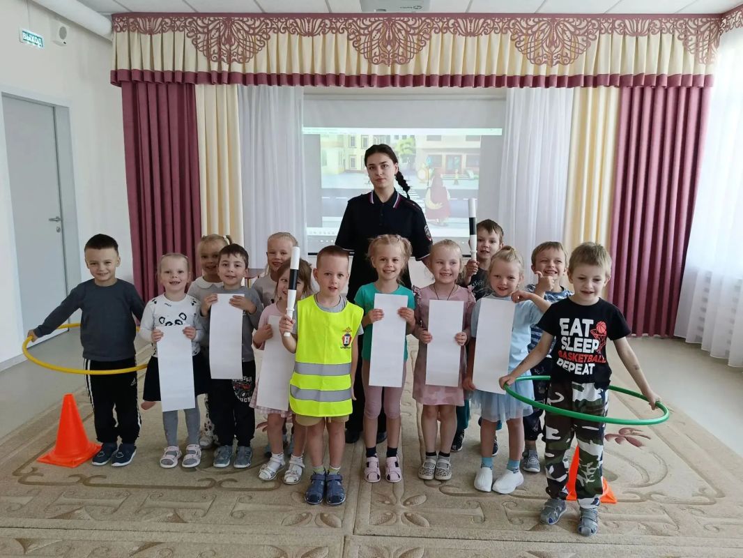 Сотрудники Госавтоинспекции УМВД России по городу Калуге провели профилактическое занятие для воспитанников детского сада № 108 города Калуга Сотрудники Госавтоинспекции УМВД России по городу Калуге провели профилактическое занятие для воспитанников детского сада № 108 города Калуга