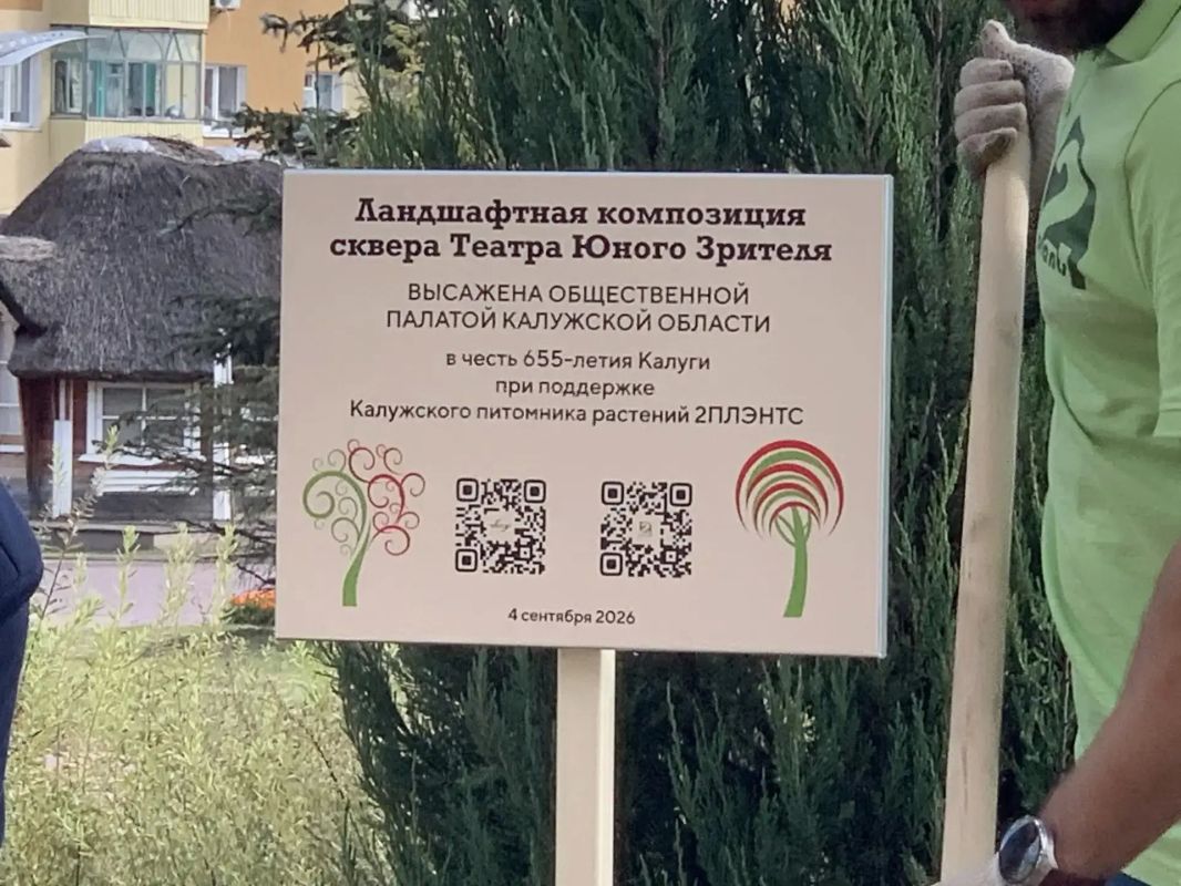 Входную группу ТЮЗа украсили пышные гортензии и японские спиреи Входную группу ТЮЗа украсили пышные гортензии и японские спиреи