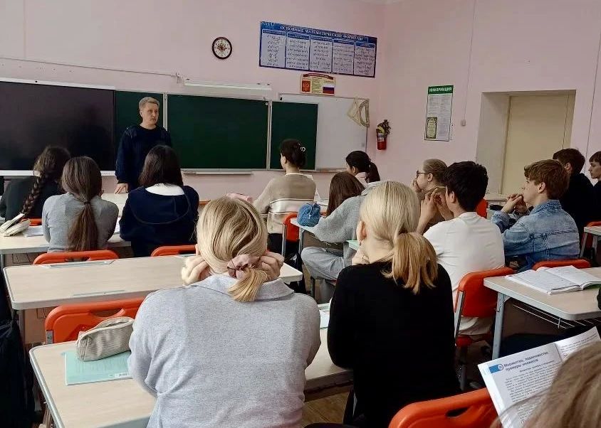 Полицейские МОМВД России «Юхновский» провели правовой урок для старшеклассников Полицейские МОМВД России «Юхновский» провели правовой урок для старшеклассников
