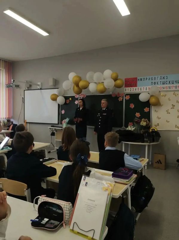 В Обнинске полицейские провели урок правовой грамотности для школьников В Обнинске полицейские провели урок правовой грамотности для школьников