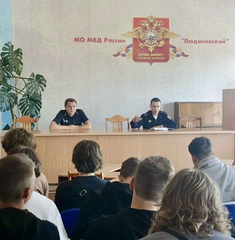 В МОМВД России «Людиновский» прошел День открытых дверей В МОМВД России «Людиновский» прошел День открытых дверей