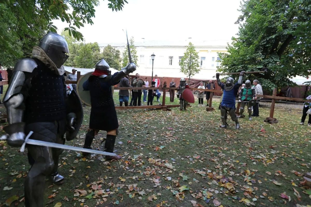 В эту субботу центральный парк и сквер им. В.И. Ленина окунулись в историю родной земли - там прошел праздник в честь 250-летия Калужской губернии В эту субботу центральный парк и сквер им. В.И. Ленина окунулись в историю родной земли - там прошел праздник в честь 250-летия Калужской губернии