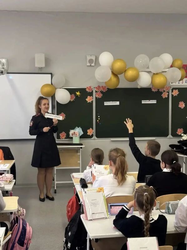 В Обнинске полицейские провели урок правовой грамотности для школьников В Обнинске полицейские провели урок правовой грамотности для школьников