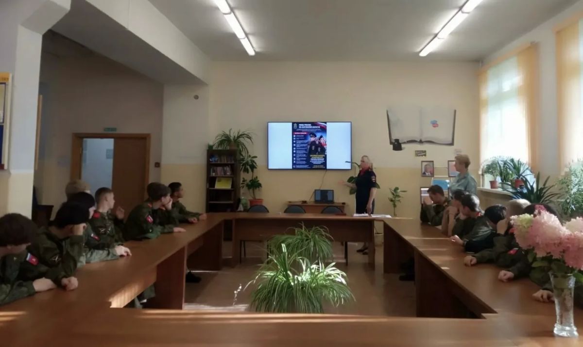 Малоярославецкие полицейские провели профориентационную встречу с кадетами аграрного колледжа Малоярославецкие полицейские провели профориентационную встречу с кадетами аграрного колледжа
