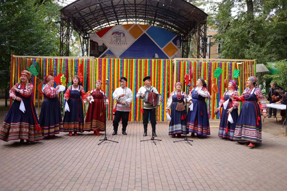 Встреча с осенью в городском парке Встреча с осенью в городском парке