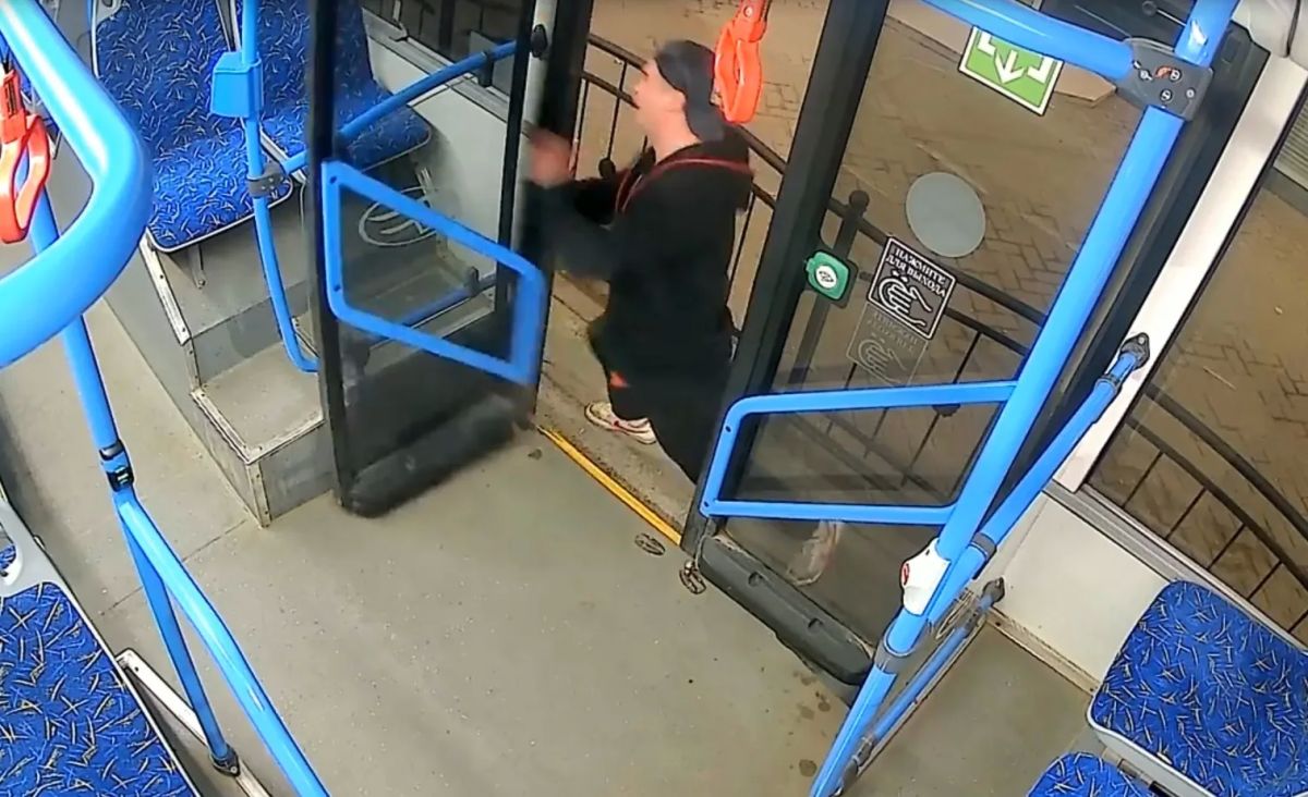 В Калуге пьяный мужчина выломал двери троллейбуса