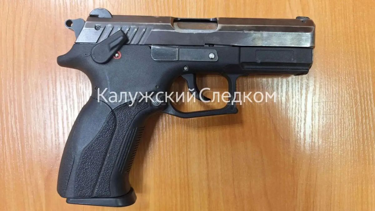 Мужчина с пистолетом и страшной булавой напал на медленного покупателя Мужчина с пистолетом и страшной булавой напал на медленного покупателя
