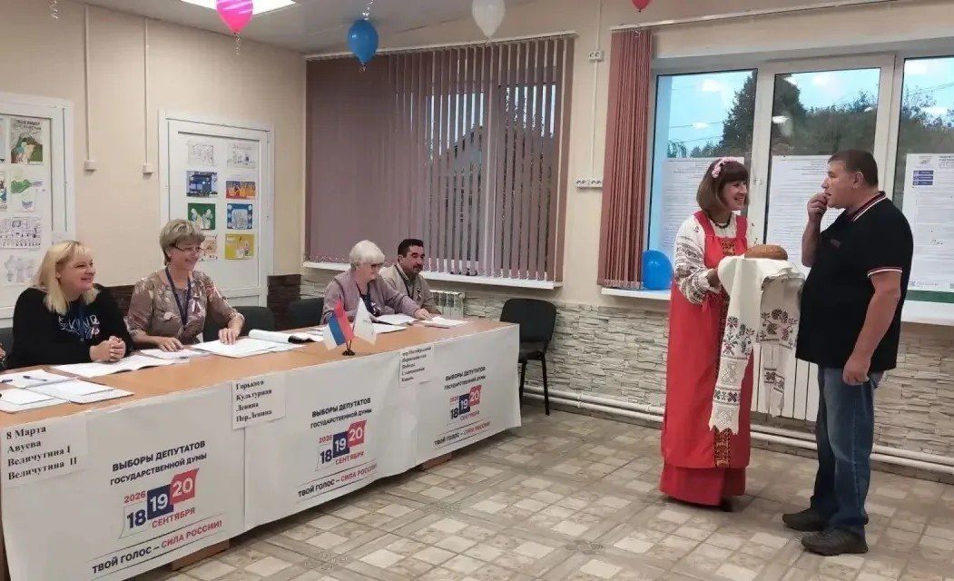 Хлебом-солью и костюмами: как проходят выборы в Калужской области Хлебом-солью и костюмами: как проходят выборы в Калужской области