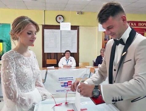Молодожёны из Людинова в день своей свадьбы пришли на избирательный участок