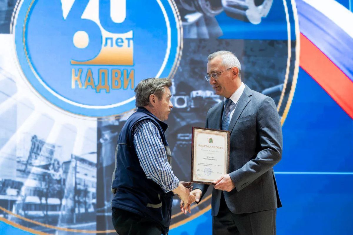 Владислав Шапша по поручению Владимира Путина вручил коллективу завода «Калужский двигатель» Орден Почета Владислав Шапша по поручению Владимира Путина вручил коллективу завода «Калужский двигатель» Орден Почета