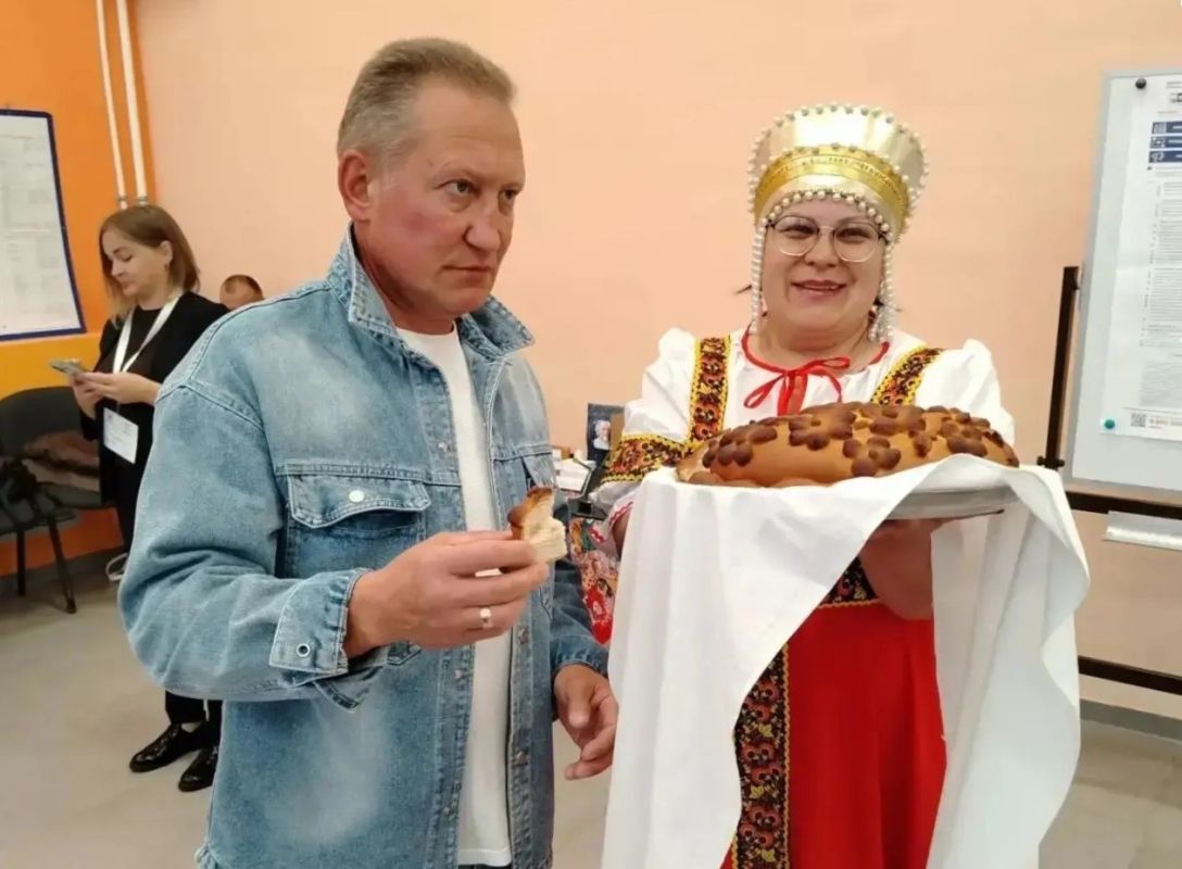 Хлебом-солью и костюмами: как проходят выборы в Калужской области Хлебом-солью и костюмами: как проходят выборы в Калужской области