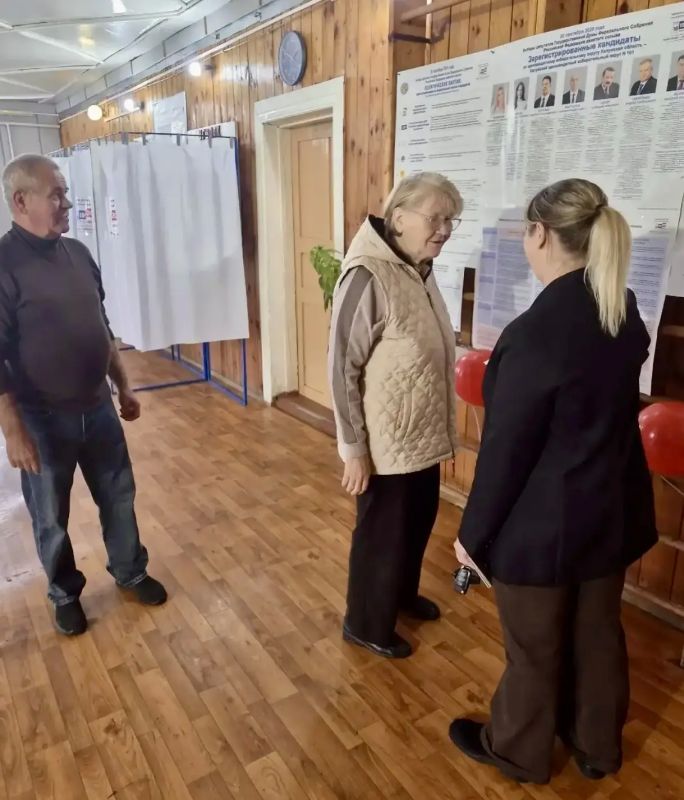 ВОЛОНТЕРЫ ПОМОГАЮТ ИЗБИРАТЕЛЯМ НА ВЫБОРАХ! ВОЛОНТЕРЫ ПОМОГАЮТ ИЗБИРАТЕЛЯМ НА ВЫБОРАХ!