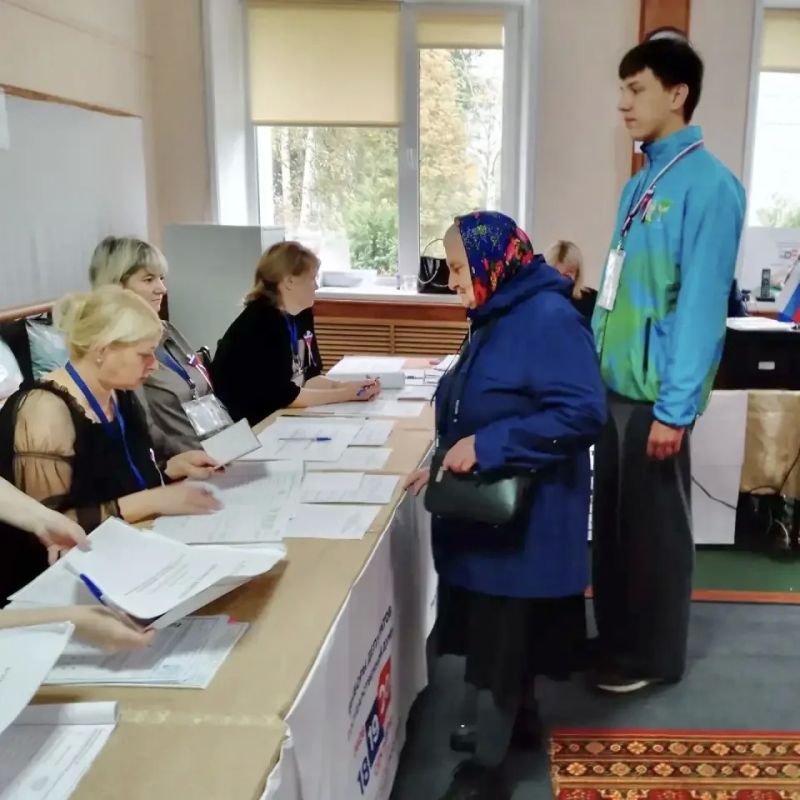 ВОЛОНТЕРЫ ПОМОГАЮТ ИЗБИРАТЕЛЯМ НА ВЫБОРАХ! ВОЛОНТЕРЫ ПОМОГАЮТ ИЗБИРАТЕЛЯМ НА ВЫБОРАХ!