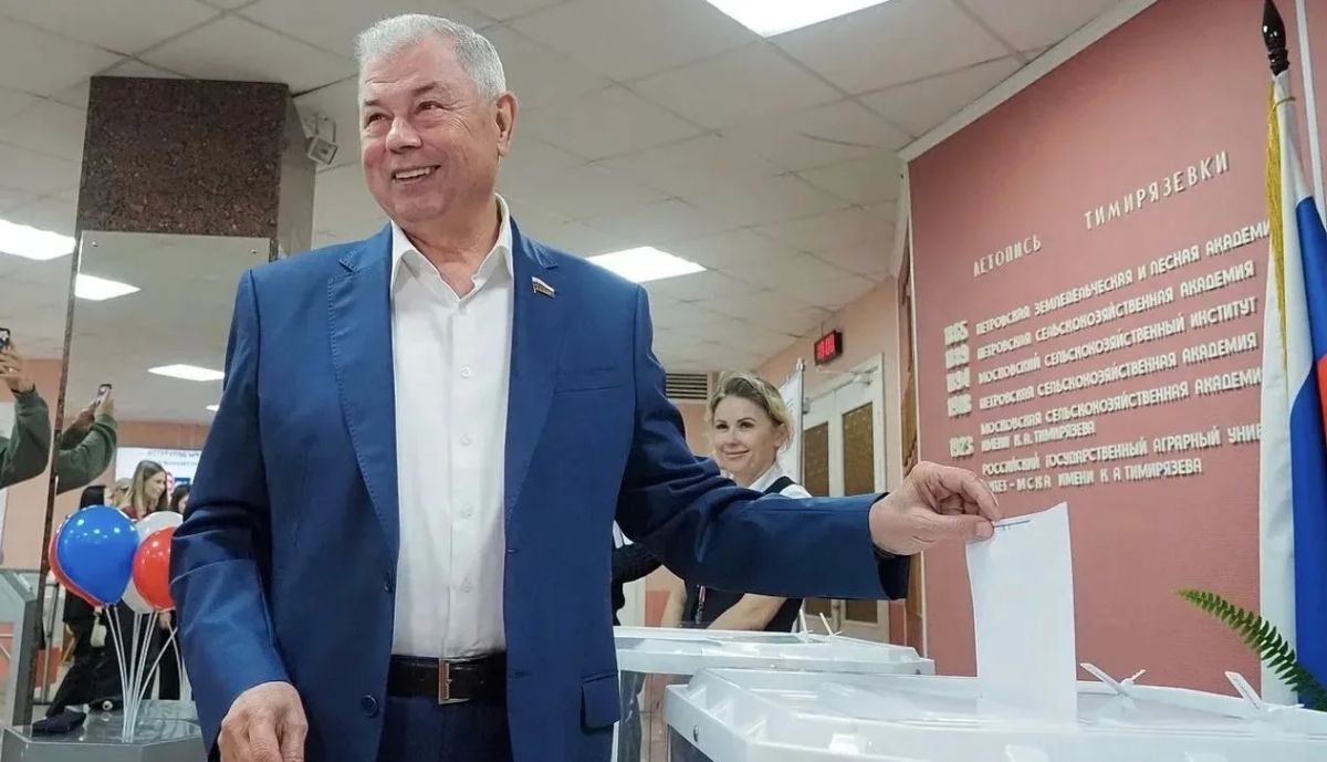 Сенатор Анатолий Артамонов сегодня исполнил свой гражданский долг на выборах в Государственную Думу