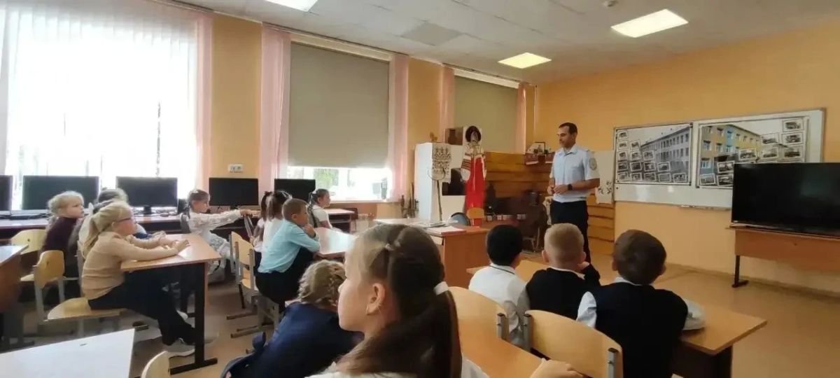 Юным пешеходам — о безопасности: занятия прошли в школе и детском саду Юным пешеходам — о безопасности: занятия прошли в школе и детском саду