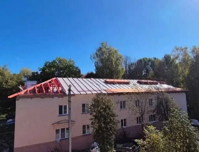 В Калуге на улице Дубрава обновляют крышу В Калуге на улице Дубрава обновляют крышу