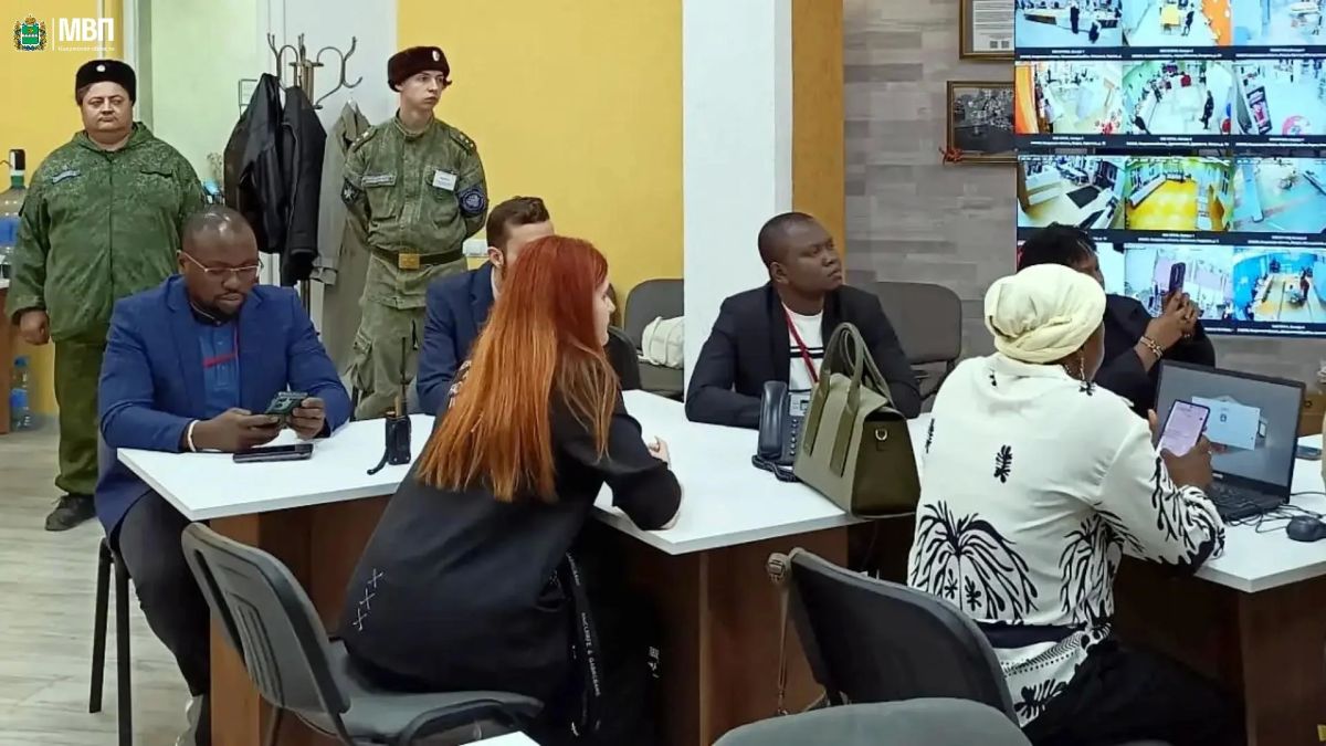 С 18 по 20 сентября казаки Калужского СКО «Молодёжное» круглосуточно обеспечивали охрану штаба общественного наблюдения Общественной палаты Калужской области С 18 по 20 сентября казаки Калужского СКО «Молодёжное» круглосуточно обеспечивали охрану штаба общественного наблюдения Общественной палаты Калужской области
