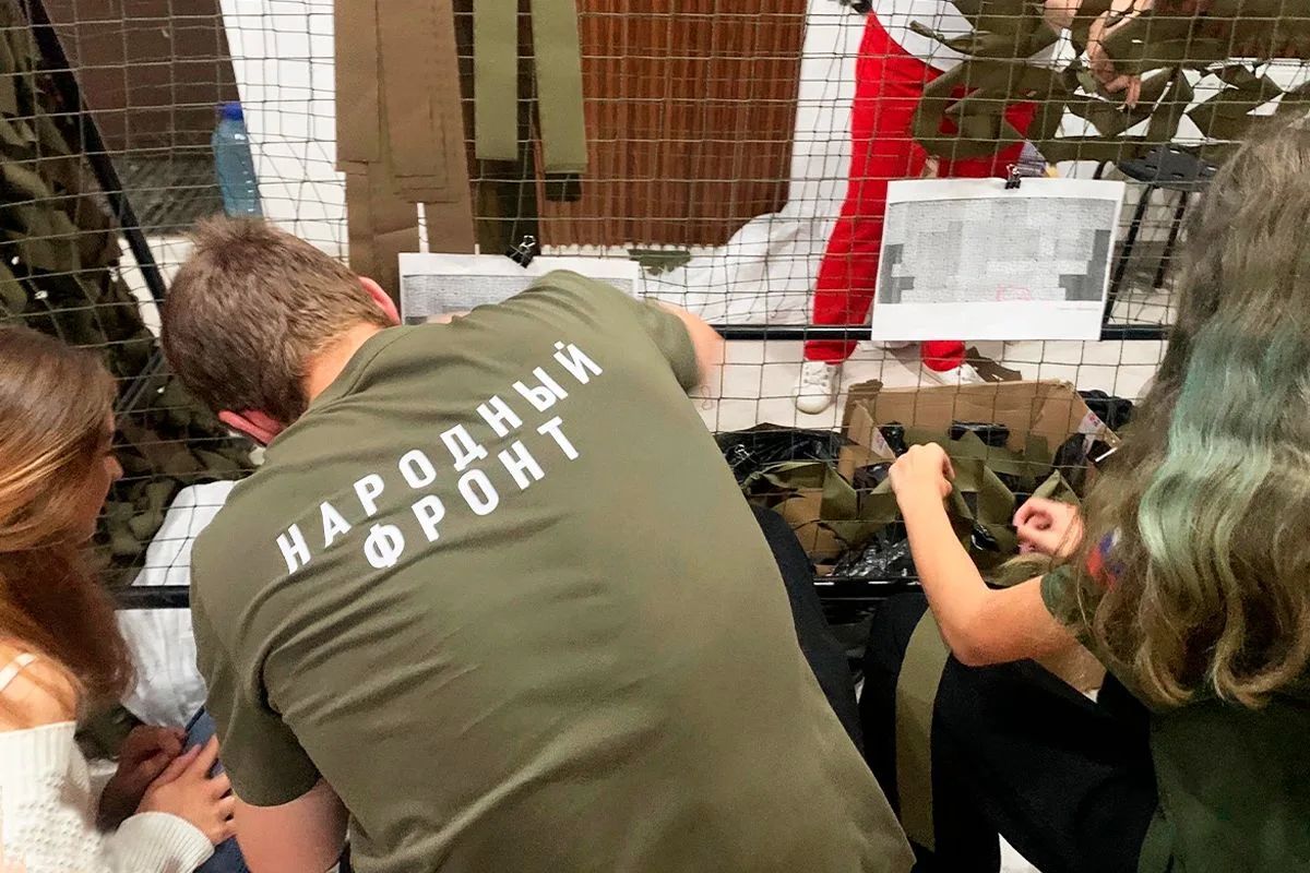 Волонтёры «Молодёжки народного фронта» из Калужской области сплели маскировочные сети Волонтёры «Молодёжки народного фронта» из Калужской области сплели маскировочные сети
