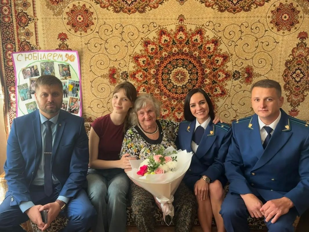 Работники Приморской транспортной прокуратуры поздравили с 90-летием ветерана Великой Отечественной войны